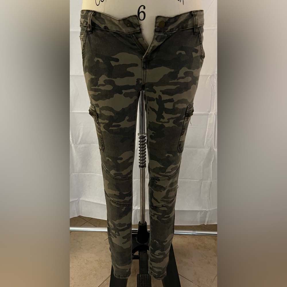 Forever 21. Women’s size 25. Camouflage Cargo skinny stretch jean.